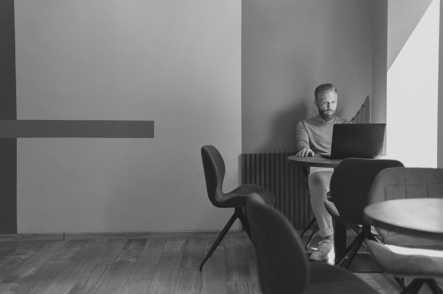 Professionnel analysant des données financières sur plusieurs écrans